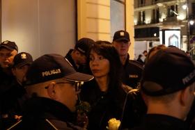 Cztery kobiety jako goście hotelu Bristol wchodzą na teren wygrodzony barierkami dla uczestników miesięcznicy.