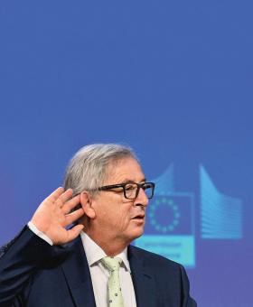 Mówi się, że Angela Merkel nie lubi Junckera głównie z powodu Grecji.