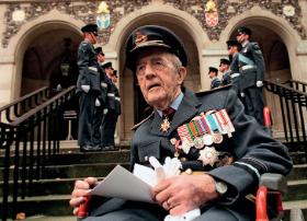 Aleksander Maisner od 1946 r. służył w brytyjskim lotnictwie, w 1976 r. był dyrektorem generalnym do spraw zarządzania zasobami ludzkimi RAF. Na fotografii - przed uroczystością upamiętniającą lotników II wojny w Westminster Abbey, Londyn, lata 90.