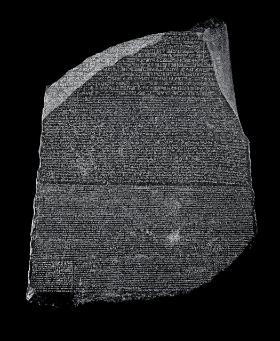 Kamień z Rosetty, bazaltowa płyta, na której wyryto tekst dekretu kapłańskiego z 27 marca 196 r. p.n.e. hieroglifami (u góry), pismem demotycznym (w części środkowej) i po grecku (na dole).