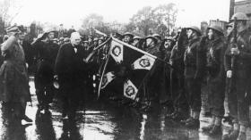 Generał Sikorski i premier Churchill wizytujący oddziały 1 Dywizji Pancernej.