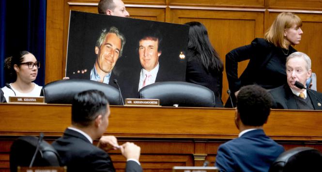 Kongresmen Jared Moskowitz (demokrata z Florydy) ze zdjęciem Jeffreya Epsteina i Donalda Trumpa. Posiedzenie komisji nadzoru i odpowiedzialności Izby Reprezentantów, 10 stycznia 2024 r.