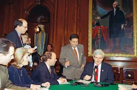Spotkanie prasowe na Kapitolu spikera Izby Reprezentantów w lutym 1995 r. Nawt Gingrich (siedzi pod portretem Jeffersona) oskarżył wówczas urzędującego Billa Clintona o blokowanie przygotowanej przez republikanów wersji zrównoważonego budżetu.