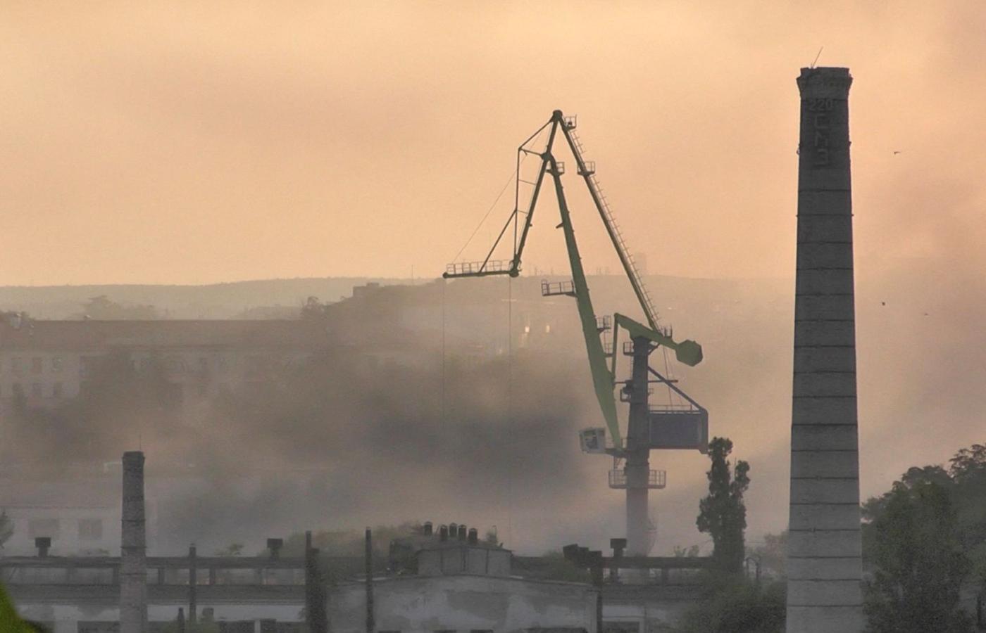 Dym nad stocznią w Sewastopolu, która została trafiona ukraińskim pociskiem rakietowym Storm Shadow, niszcząc co najmniej jeden rosyjski okręt wojenny. 13 września 2023 r.