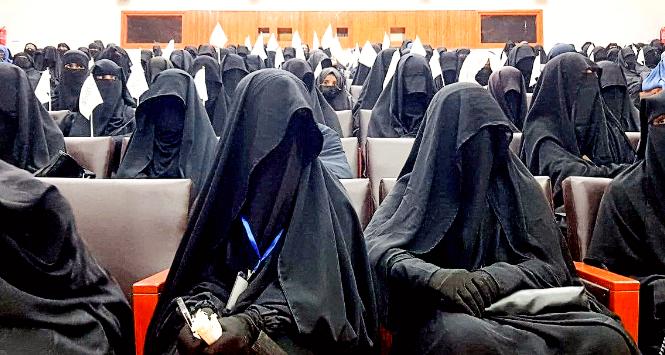 Kobiety na uniwersytecie w Kabulu uczestniczą w wydarzeniu wspierającym talibów. 11 września 2021 r.