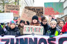 Niektórzy – w wolnych chwilach – martwią się o ludzkość. Na fot. Młodzieżowy Strajk Klimatyczny w Warszawie.