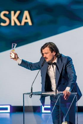 Dawid Ogrodnik z nagrodą za najlepszą rolę męską w dramacie „Ikar. Legenda Mietka Kosza”.
