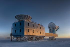 Dark Selector Lab. Mieszczą sie w nim dwa teleskopy - BICEP2 (z lewej) oraz South Pole Telescope. Na dole, z lewej strony widoczne zarysy IceCube Neutrino Observatory.