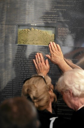 Tablica z 96 nazwiskami i ziemia z miejsca katastrofy. Tak pamięć ofiar uczczono w katedrze polowej Wojska Polskiego.