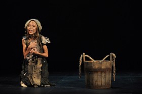 Magda Kusa w roli małej Cosette u Thénardierów.