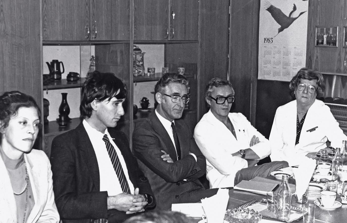 Spotkanie w Instytucie Kardiologii w Aninie, 1983 r., od lewej: dr Marianne Nijsen-Karelse, Kees Hoogendijk, prof. Jan Stoop, dr Witold Rużyłło i prof. Maria Hoffman.