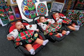 Trojaczki Maja, Julia i Amelia w ludowych strojach do chrztu