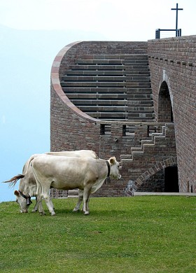Przepięknie położona w Alpach kaplica, która przybrała formę przestrzennej instalacji sakralnej.