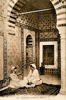 Rozmowa dwóch kobiet we wnętrzu haremu (pocz. XX w., Tunezja).