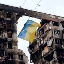 Flaga Ukrainy na budynku w oblężonym Mariupolu