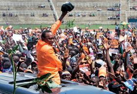 Uhuru Kenyatta kandyduje na prezydenta Kenii, chociaż w kwietniu ma stanąć przed Międzynarodowym Trybunałem Karnym w Hadze.