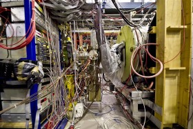 Szczególy instalacji eksperymentu APLPHA. Można się zgubić w tym gąszczu aparatów i czujników.