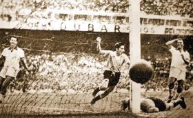 Finał Mundialu w 1950 r., Brazylia-Urugwaj. Alcides Ghiggia strzela gola na 2:1 dla Urugwaju.