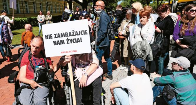 Majowy protest osób z niepełnosprawnościami i ich opiekunów przed KPRM