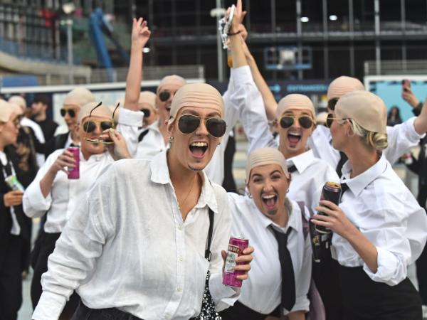 Setki fanów Pitbulla zjechało do centrum Manchesteru w czepkach udających łysinę z okazji trasy „Party After Dark Tour”, Manchester, 8 czerwca 2025 r.