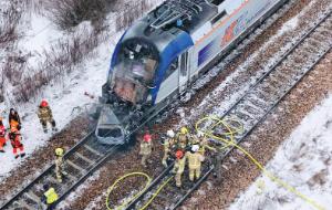 Wypadek w Błoniu. W zepsutego Forda, który utknął na przejeździe, uderzył pociąg Intercity, wyrzucił go na drugi tor, gdzie najechał na niego inny skład.
