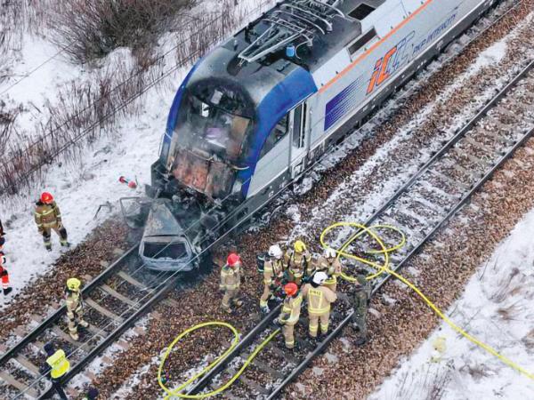 Wypadek w Błoniu. W zepsutego Forda, który utknął na przejeździe, uderzył pociąg Intercity, wyrzucił go na drugi tor, gdzie najechał na niego inny skład.
