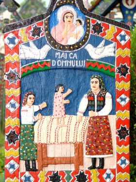 Na drewnianych nagrobkach wyrzeźbiono i namalowano scenki z życia mieszkańców wioski.