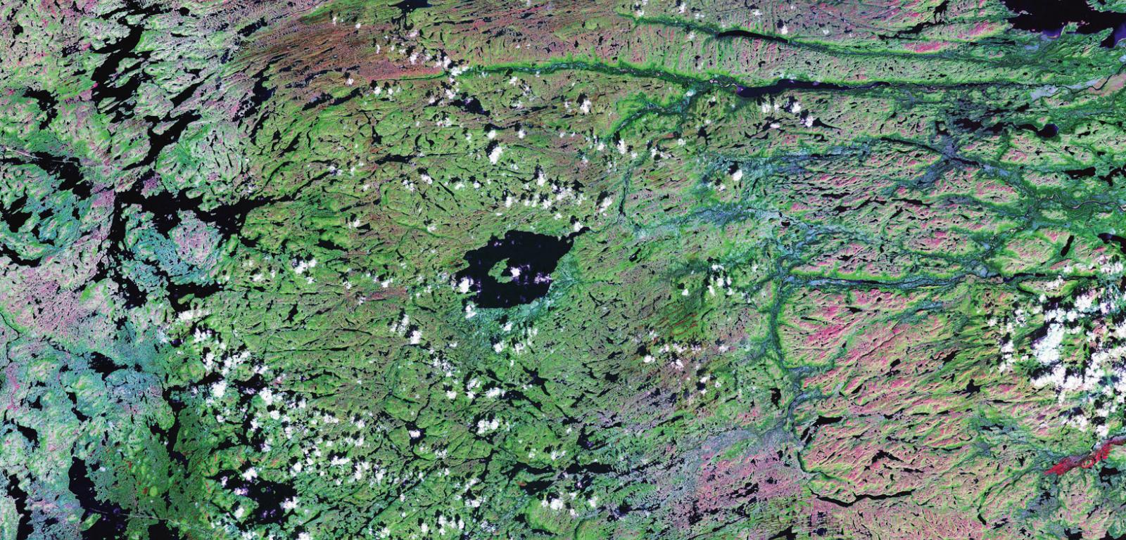 Jezioro Mistastin na półwyspie Labrador wypełnia krater meteorytowy sprzed 36 mln lat (na środku). Zdjęcie wykonane przez satelitę Landsat 7.