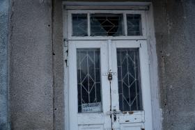 Jedwabne wita turystów zabytkową zabudową.