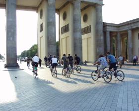 Szlak Muru Berlińskiego (na zdjęciu: Brama Brandenburska). To jeden z krótszych niemieckich szlaków (zaledwie 160 km!), ale wyjątkowy, bo pokrywa się w większości z dawnymi drogami celnymi po zachodniej stronie oraz z drogami, po których poruszały się kontrolne konwoje służb granicznych NRD. Szlak Muru Berlińskiego jest nie tylko ścieżką miejską, ale także szlakiem krajobrazowym, który wije się wśród urokliwej zieleni i nad wodą.