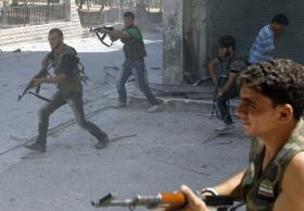Powstańcza Wolna Syryjska Armia opanowuje dzielnice miast. Na fot. walki w aleppijskiej Salah al- Din.