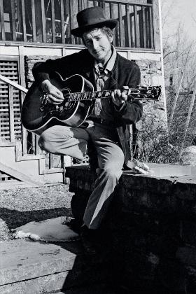 Bob Dylan przed domem w Byrdcliff, 1 stycznia 1968 r.