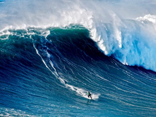 Lucas Fink popłynął na wielkiej fali na skimboardzie.