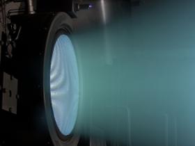 NEXT (NASA Evolutionary Xenon Thruster), silnik jonowy NASA, który testowano bez przerwy przez prawie 50 tys. godzin.