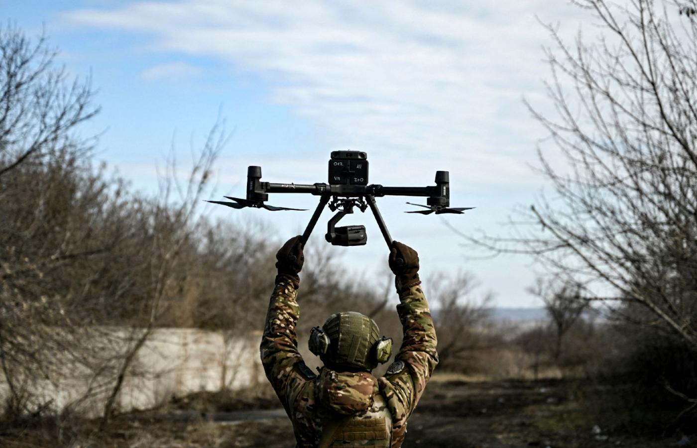 Ukraiński żołnierz wypuszczający drona na rosyjskie pozycje w okolicy Bachmutu, początek marca 2023 r.