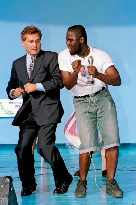 Aleksander Kwaśniewski podczas kampanii wyborczej, na scenie z zespołem Top One w rytm piosenki „Ole Olek”, 1990 r.