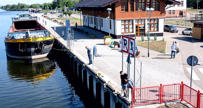 W związku z zatruciem Odry nabrzeże miejskie w Gryfinie zostało zamknięte. Gryfino, 14 sierpnia 2022 r.