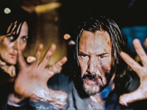 Neo (Keanu Reeves) i Trinity (Carrie-Anne Moss) w „Matrixie Zmartwychwstanie”.
