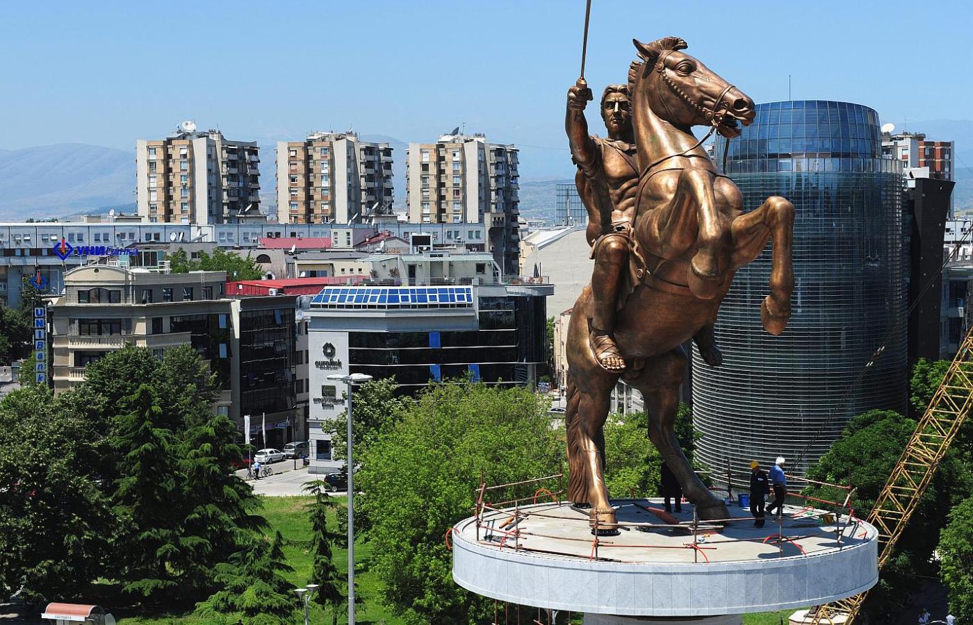 Imponujący posąg Aleksandra Wilkiego na rynku w Skopje.