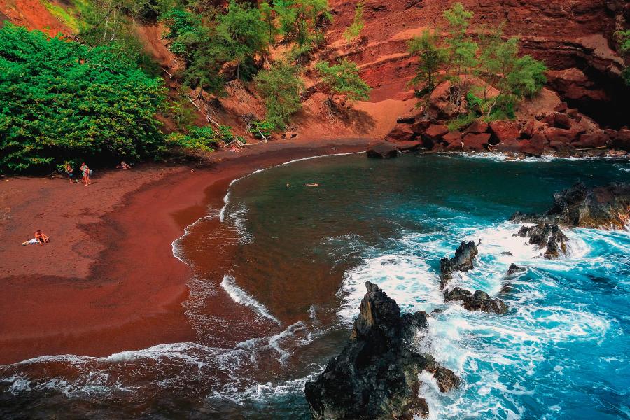 Plaża Red Sand Beach na Hawajach. Za czerwony kolor piasku odpowiada hematyt.
