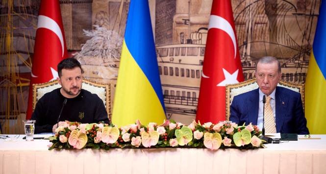 Prezydent Ukrainy Wołodymyr Zełenski i prezydent Turcji Recep Erdgan 8 marca w Stambule. Erdogan zaoferował pośrednictwo w ewentualnych negocjacjach Ukrainy z Rosją.