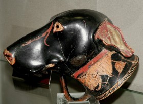 Grecki ryton (naczynie do picia wina) z V wieku p.n.e. w kształcie głowy psa.