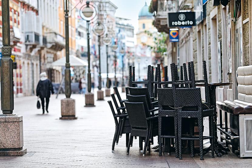 Zmęczeni kwarantanną mieszkańcy miast zapragną przejść się po ulicy albo zaszyć w kawiarni (na zdjęciu: Rijeka w Chorwacji).