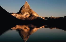 Góra przeglądająca się w jeziorze: Matterhorn, Wallis