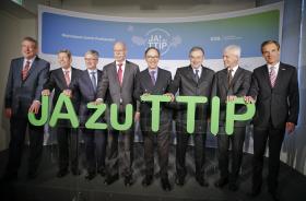 Branżowo najbardziej zyska przemysł samochodowy, którego eksport do USA wzrośnie o blisko połowę.