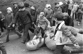 „Bicie Judasza”, Pruchnik 1983 r.

Wielkanocny zwyczaj niszczenia i palenia kukły Judasza zachował się po dziś dzień w miejscowości Pruchnik na Podkarpaciu.