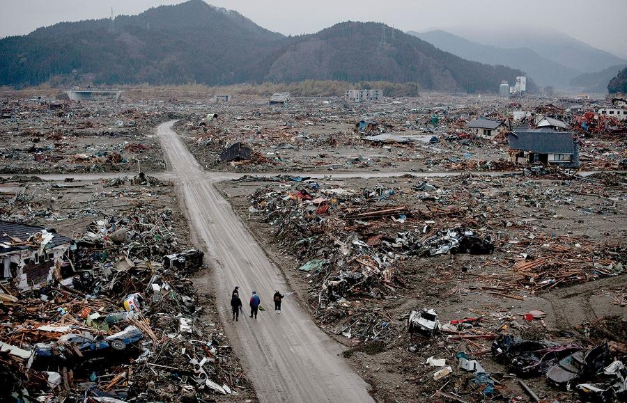 Żniwo trzęsienia ziemi: mieszkańcy chodzą między ruinami miasta Rikuzentakata, zniszczonego przez trzęsienie ziemi Tōhoku i tsunami, które uderzyły bez ostrzeżenia.