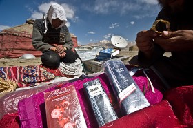 Ważną część asortymentu stanowią także towary luksusowe - perfumy, pozłacane zegarki i inne ozdoby. Handel w osadzie Uczdżilga w Małym Pamirze.