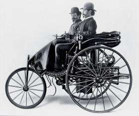 Karl Benz z asystentem w pojeździe swojej konstrukcji (Benz Patent-Motorwagen Nummer 1), Mannheim, Niemcy, 1886 r.
