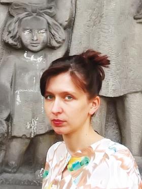Agata Pyzik, rocznik 1983, wydała książkę „Poor But Sexy. Culture Clashes in Europe East and West” (Zero Books, London 2014). Mieszka w Londynie, z przerwami na wizyty w Polsce.
